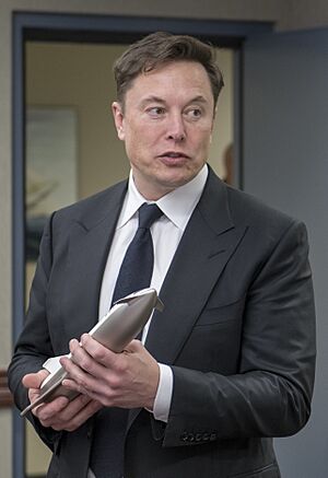 Archivo:SpaceX CEO Elon Musk visits N&NC and AFSPC (190416-F-ZZ999-006) (cropped)