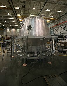 Archivo:SpaceX factory Dragon capsule