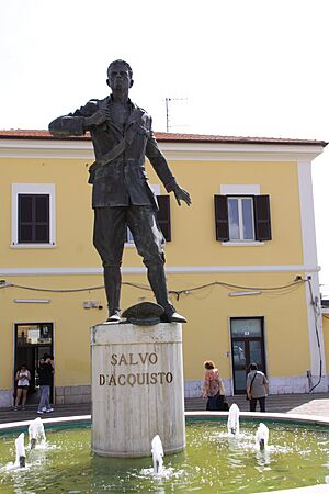 Archivo:Statue of Salvo D'Acquisto
