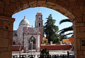 Archivo:Templo de comanja paisaje