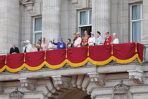 Archivo:The British royal family on the balcony of Buckingham Palace