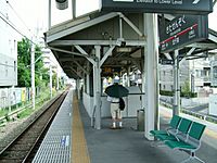 Archivo:Tokyu-oimachi-line-Kita-senzoku-station-platform