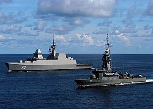 Archivo:US Navy 100716-N-0995C-155 The Singapore navy guided-missile frigate RSS Steadfast (FFG 70) and the corvette RSS Vigilance (90) are underway during Cooperation Afloat Readiness and Training (CARAT) Singapore 2010