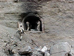 Archivo:US Navy SEALs at Zhawar Kili cave entrance