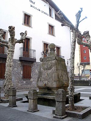 Archivo:Ugao - Miraballes - Fuente de los Tres Caños 2