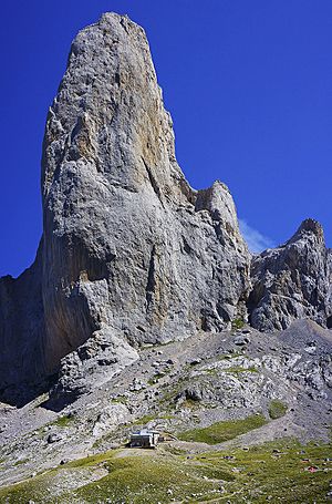 Archivo:Urriellu peak and shelter