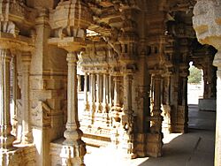 Archivo:Vittala Temple, Vijayanagara, Karnataka, India 0018