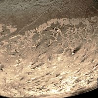 Archivo:Voyager 2 Triton 14bg r90ccw colorized
