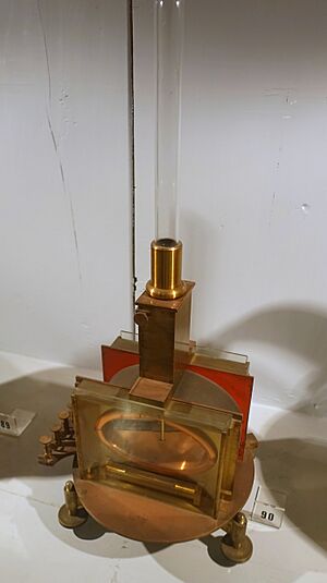 Archivo:Weber's magnetometer or galvanometer, Ruhmkorff, Paris, 1868 - Museu da Ciência da Universidade de Coimbra - University of Coimbra - Coimbra, Portugal - DSC09147