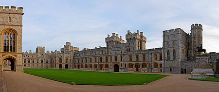 Archivo:Windsor Castle Upper Ward Quadrangle Corrected 2- Nov 2006