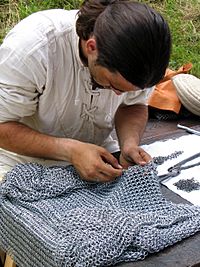 Archivo:2009 - fête médiévale - Provins - fabrication d'une cotte de mailles
