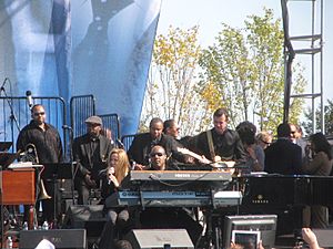 Archivo:20111016 Sheryl Crow and Stevie Wonder at the MLK Memorial dedication concert