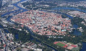 Archivo:Aerial image of Lübeck (view from the southwest)
