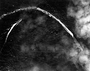 Archivo:Aerial view of the Japanese aircraft carrier Akagi maneuvering on 4 June 1942 (USAF-57576)