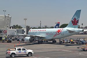 Archivo:Air Canada en el Aeropuerto Internacional de la Ciudad de México