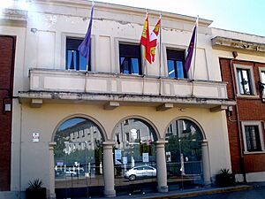 Archivo:Alar del Rey - Plaza José Antonio Girón, Ayuntamiento 1