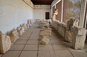 Archivo:Architectural elements from the Mausoleum of Halicarnassus, constructed for King Mausolus during the mid-4th century BC at Halicarnassus in Caria, Bodrum, Turkey (17364177689)