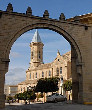 Archivo:Arco plaza e iglesia de Porcuna