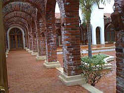 Archivo:Arcos Adobe Valle de Guadalupe