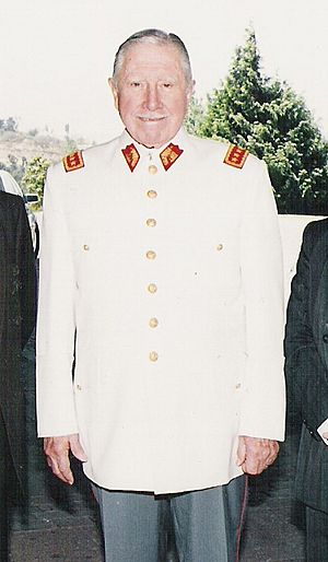 Archivo:Augusto Pinochet - 1995