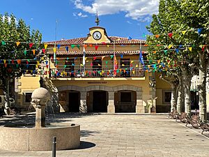 Archivo:Ayuntamiento de Madrigal de la Vera