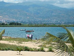 Archivo:Bujumbura & Lake Tanganyika