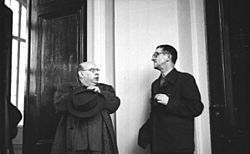Archivo:Bundesarchiv Bild 183-19204-2132, Berlin, Bertolt Brecht und Hanns Eisler