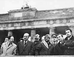 Archivo:Bundesarchiv Bild 183-K1102-032, Berlin, Brandenburger Tor, Yasser Arafat