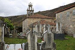 Cemiterio e igrexa de San Pedro de Carpazás, Bande.jpg