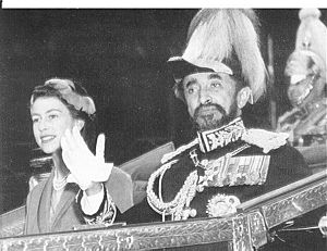 Archivo:Elizabeth II and Haile Selassie