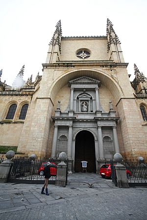 Archivo:Entrance to the Cathedral of Segovia