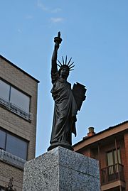 Archivo:Estatua de la Libertad en Cenicero