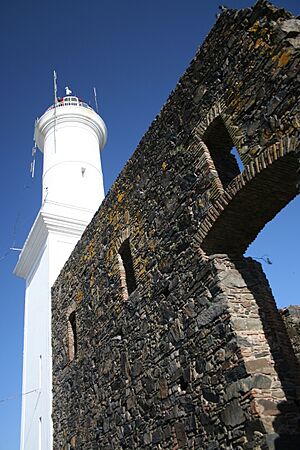 Archivo:Faro de Colonia del Sacramento + Ruinas del Convento San Francisco Javier