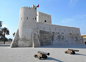 Archivo:Fuerte de Kalba, en uno de los enclaves del emirato de Sharjah, sobre el océano Índico.
