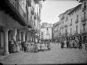 Archivo:Grups de persones, la majoria infants, a la plaça major porxada de Barbastre