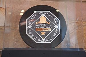 Archivo:Hank Aaron's MVP award, May 2017