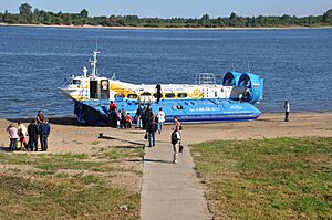 Archivo:Hivus-48 hovercraft working at Nizhniy Novgorod-Bor crossing