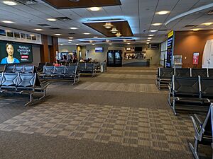 Archivo:Interior of Hector International Airport 2