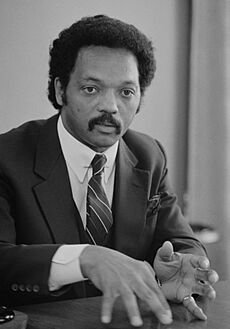 Archivo:Jesse Jackson, half-length portrait of Jackson seated at a table, July 1, 1983 edit