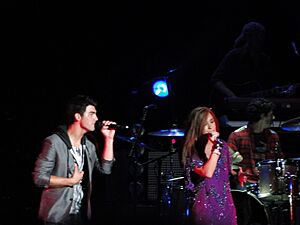 Archivo:Joe Jonas and Demi Lovato 2010