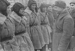 Archivo:Lizyukov with tank crews