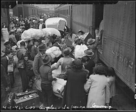 Archivo:Los Angeles, California. Evacuees of Japanese ancestry entraining for Manzanar, California, 250 mil . . . - NARA - 536765