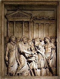 Archivo:Marcus Aurelius showing sacrifice - Arch of Marcus Aurelius - Musei Capitolini - Rome 2016