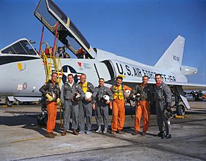 Archivo:Mercury Seven astronauts with aircraft