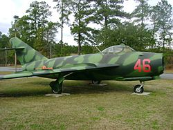 Archivo:MiG-17