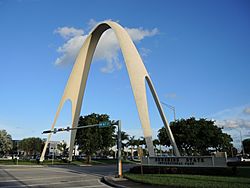 Miami Gardens FL Sunshine State Arch 01.JPG