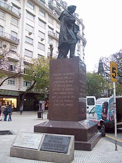 Archivo:Monumento a Esteban Echeverría 2