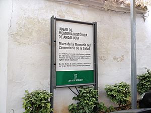 Archivo:Muro del cementerio de la Salud de Córdoba