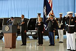 Archivo:Obama and Clinton at Transfer of Remains Ceremony for Benghazi attack victims Sep 14, 2012