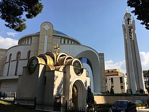 Archivo:Orthodox Church Tirana 2016 albania